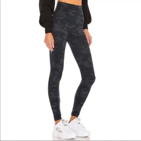Spanx Look at Me Now Seamless Leggings in Black Camo I Large - Picture 1 of 6